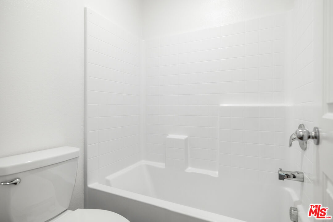 7935 Cold Creek Street Riverside, CA 92507 - Photo 28 of 45 a bathroom with a bathtub