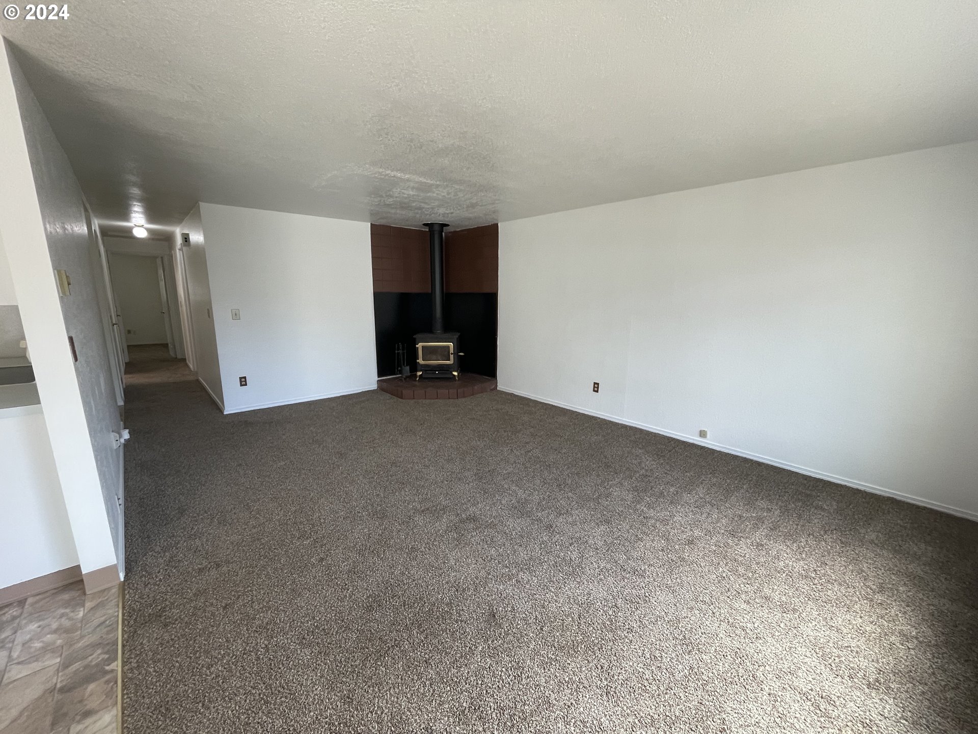 1684 29th Street Florence, OR 97439 - Photo 15 of 48 Living Room