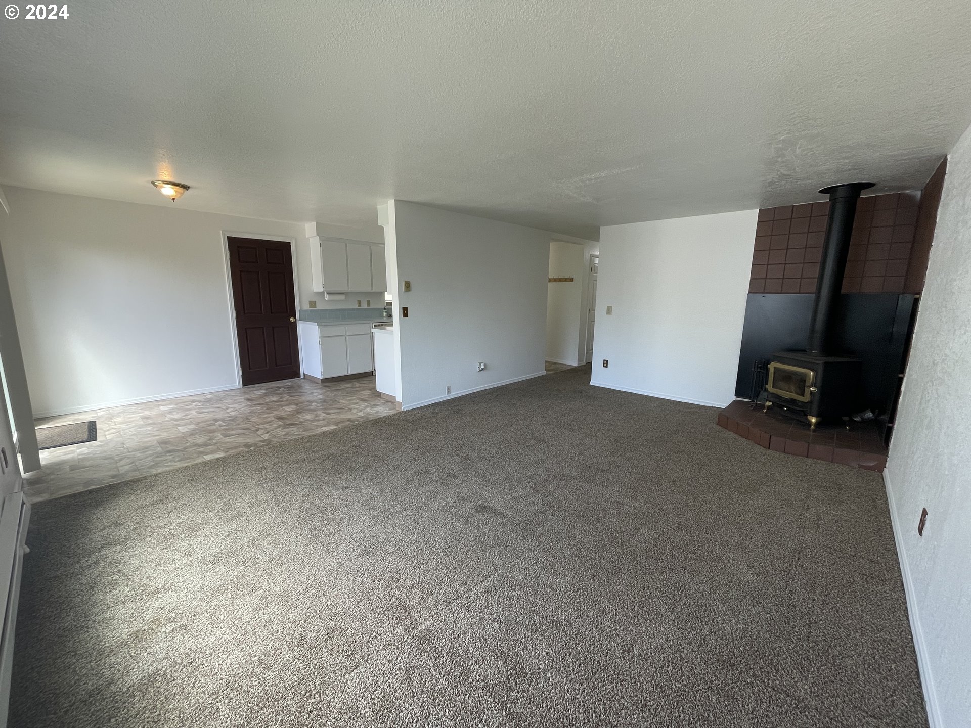 1684 29th Street Florence, OR 97439 - Photo 16 of 48 Living Room/Dining Room
