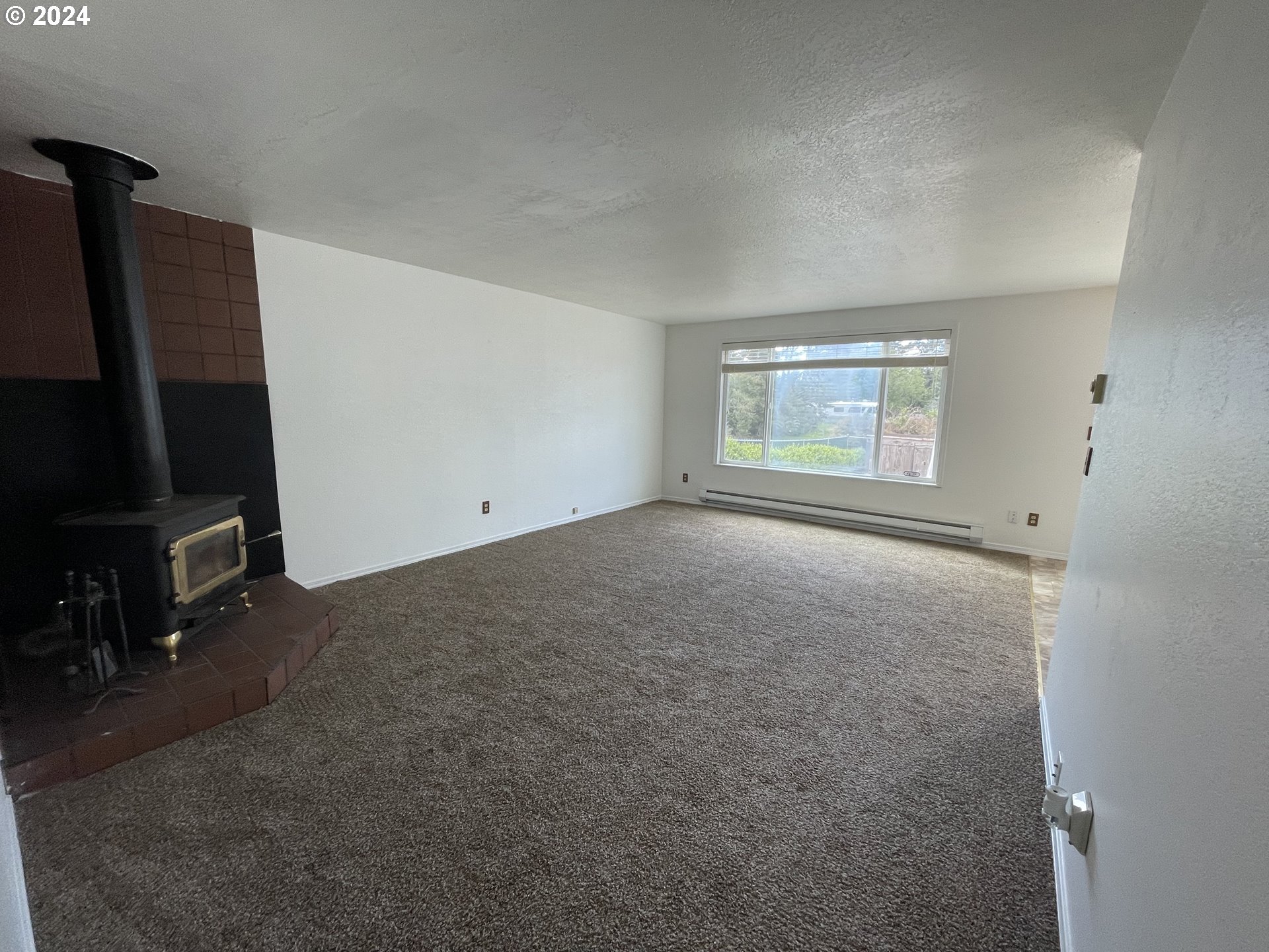 1684 29th Street Florence, OR 97439 - Photo 17 of 48 Living Room