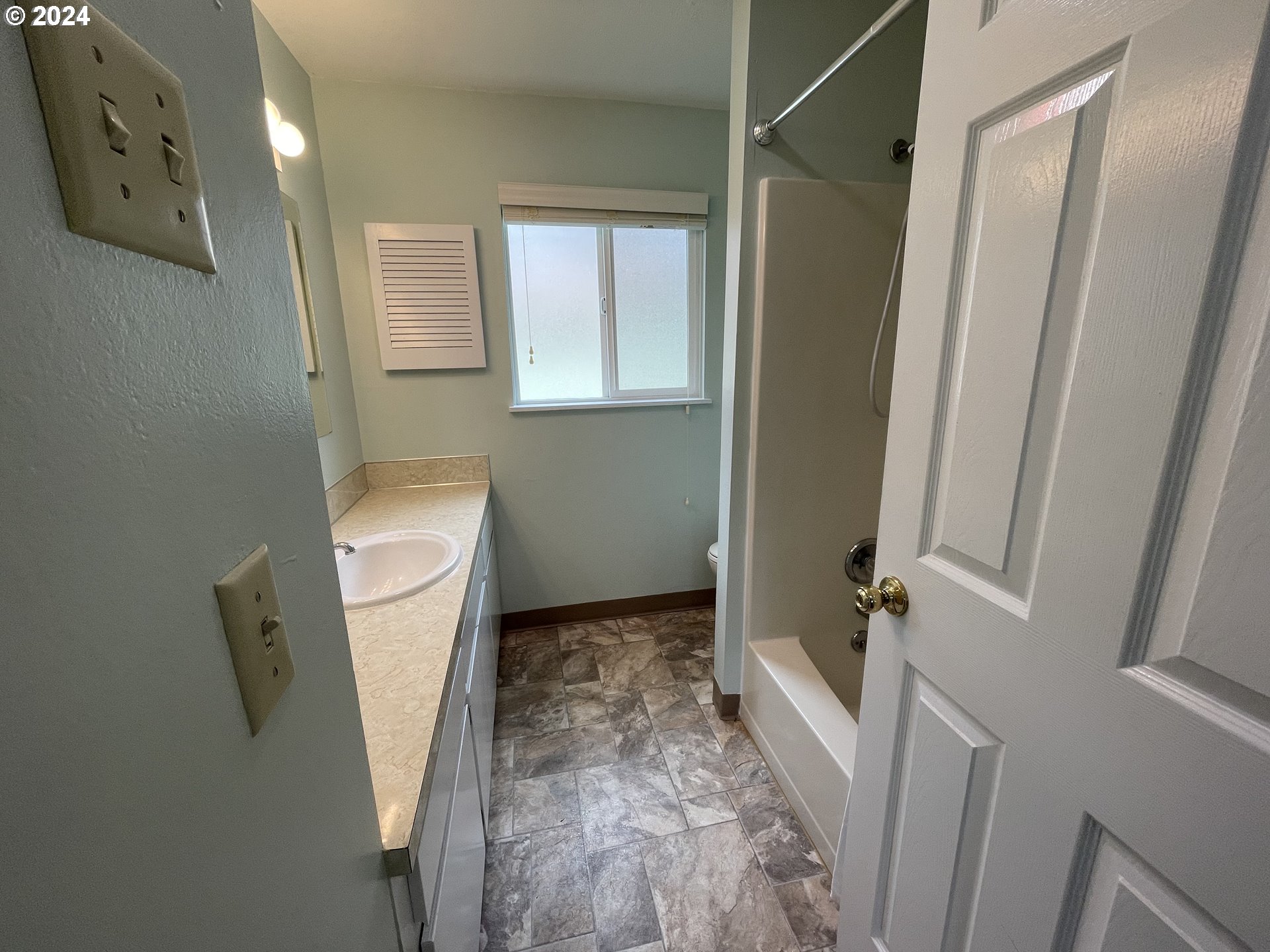 1684 29th Street Florence, OR 97439 - Photo 21 of 48 Bathroom
