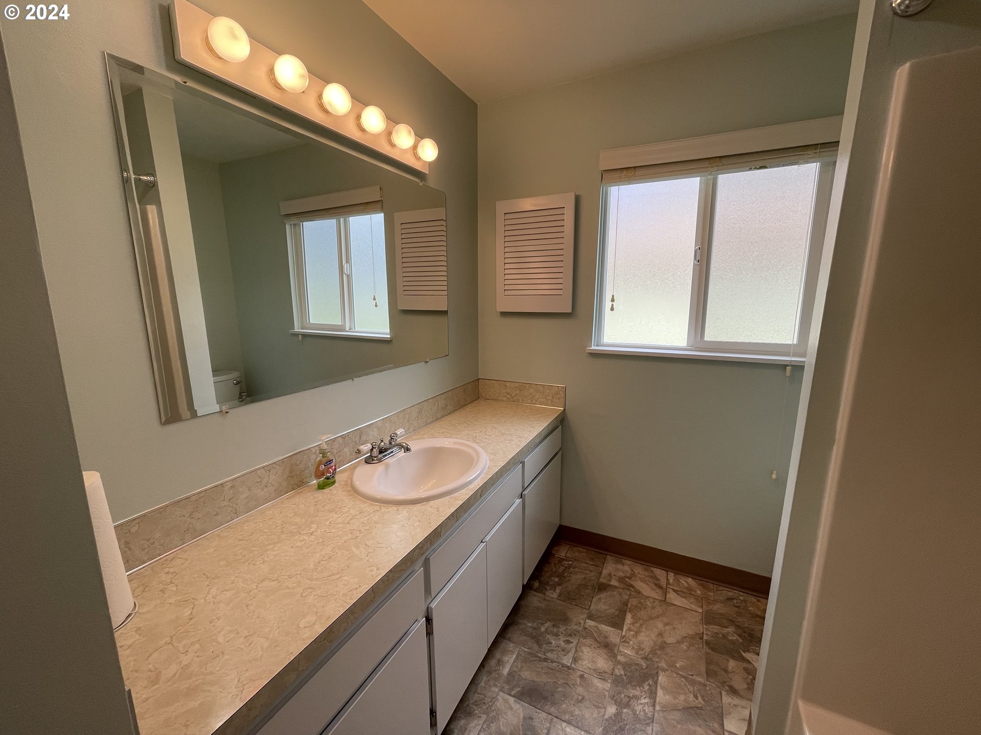 1684 29th Street Florence, OR 97439 - Photo 23 of 48 Bathroom