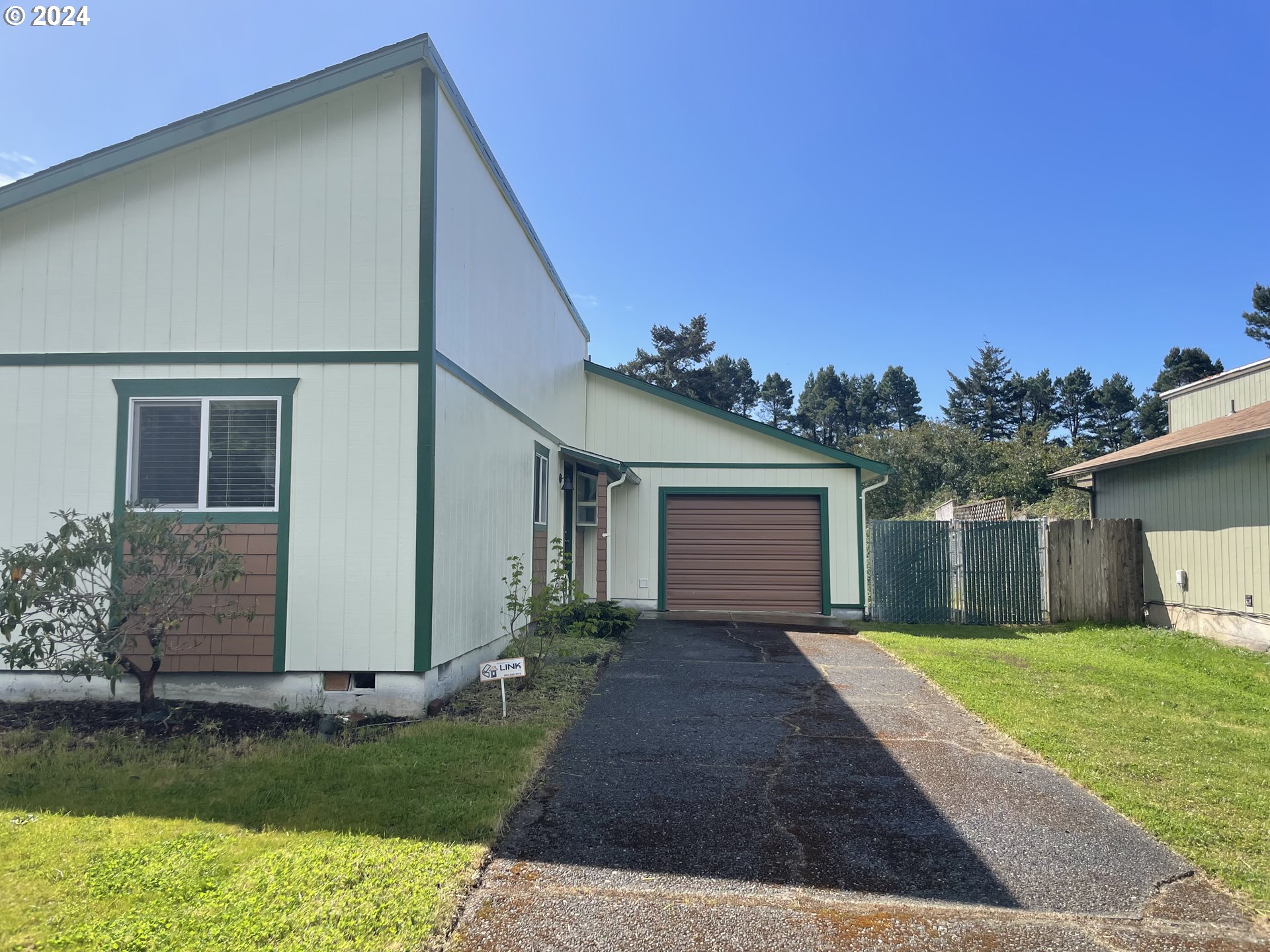 1684 29th Street Florence, OR 97439 - Photo 5 of 48 Driveway
