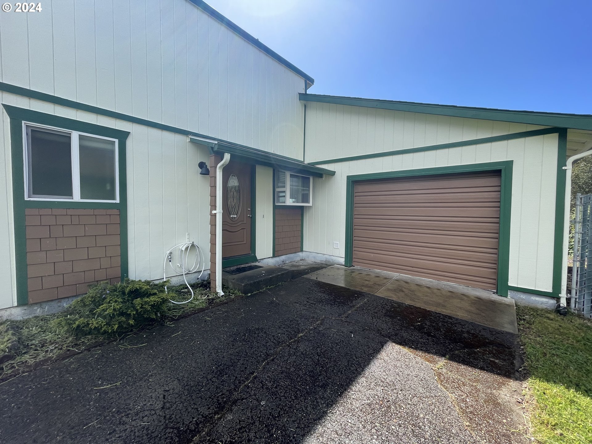 1684 29th Street Florence, OR 97439 - Photo 6 of 48 Driveway
