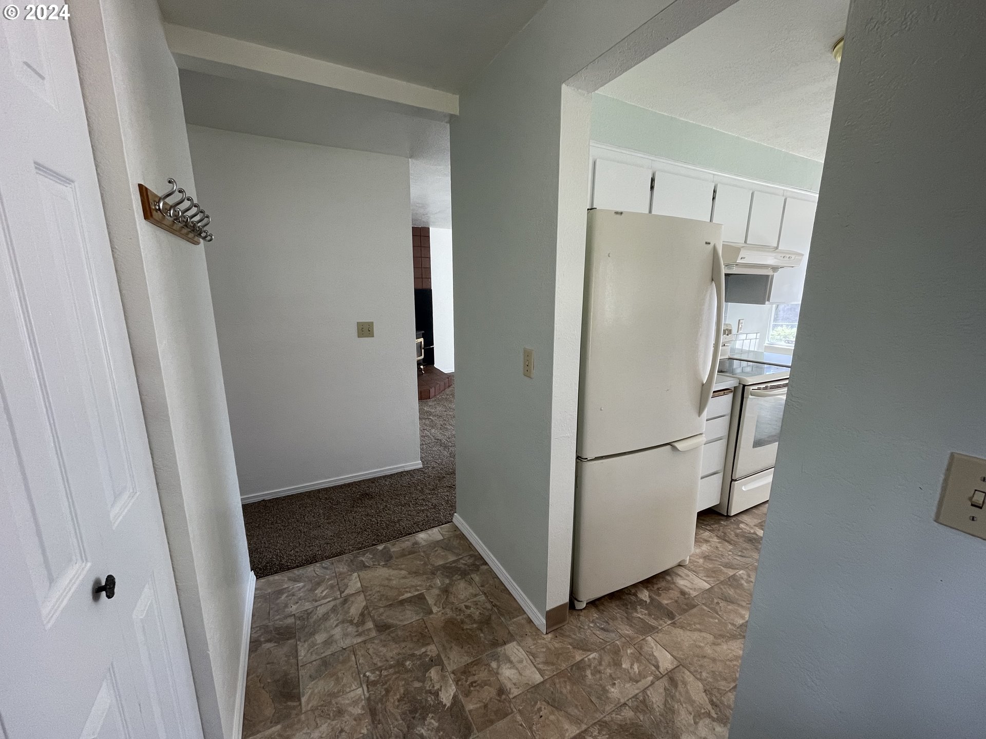 1684 29th Street Florence, OR 97439 - Photo 9 of 48 Entrance/Foyer