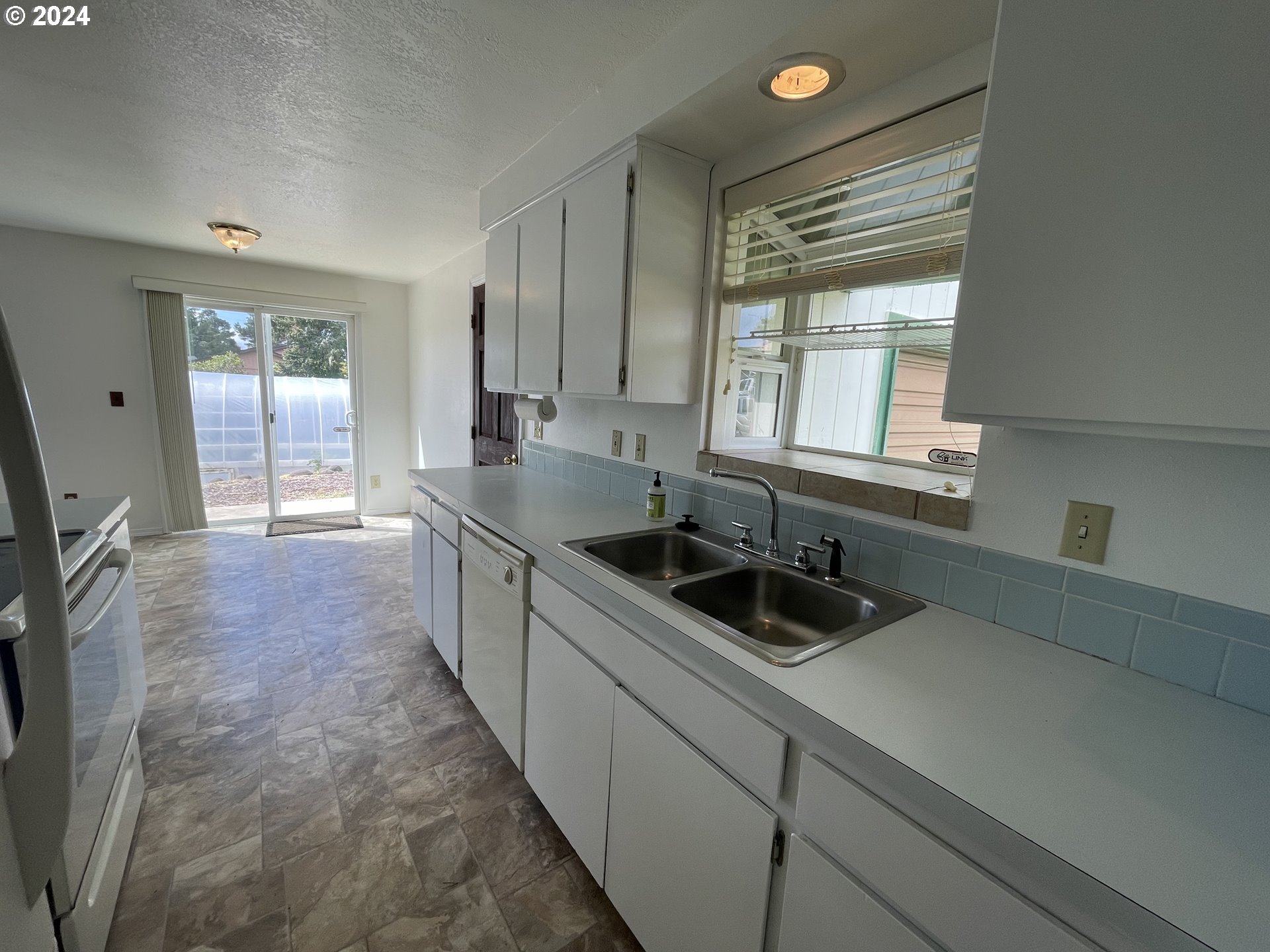 1684 29th Street Florence, OR 97439 - Photo 10 of 48 Kitchen