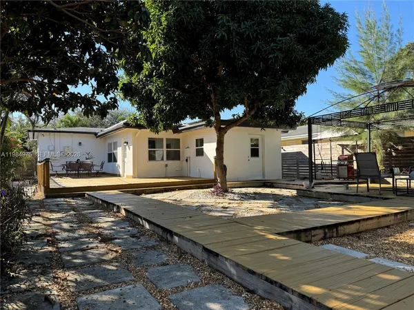 $3,900 | 2247 Jackson Street, Hollywood, FL 33020