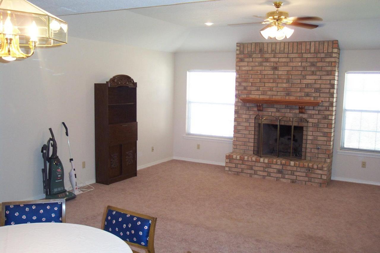 6031 Belpree Road Amarillo, TX 79106 - Photo 6 of 11 Living Room