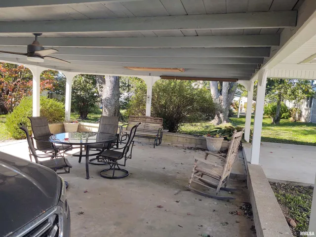 $179,000 | 901 Locust Street, Vienna, IL 62995