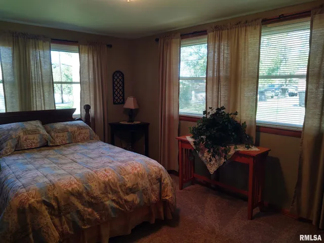 $179,000 | 901 Locust Street, Vienna, IL 62995