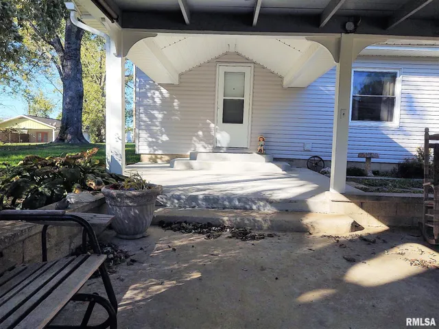 $179,000 | 901 Locust Street, Vienna, IL 62995