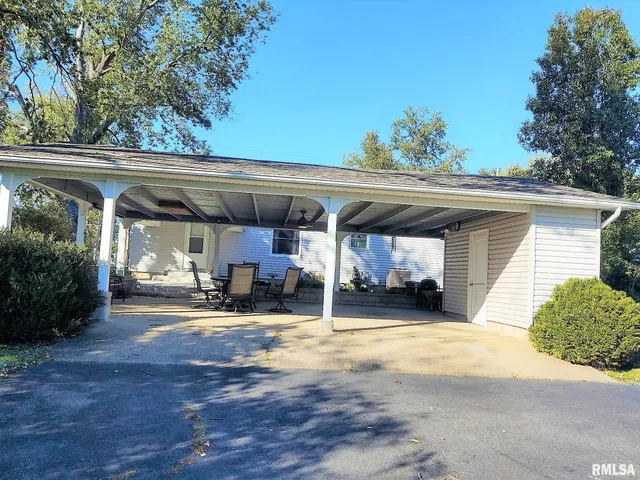 $179,000 | 901 Locust Street, Vienna, IL 62995