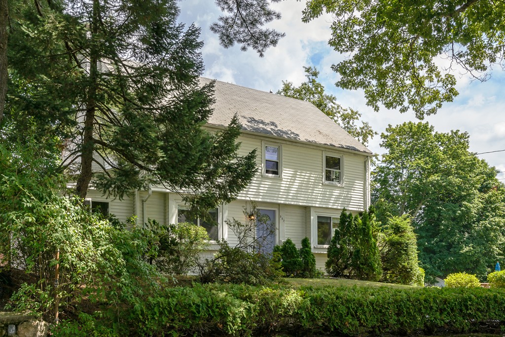 207 Russett Road Brookline, MA 02467 - Photo 3 of 23 Gallery Image 3