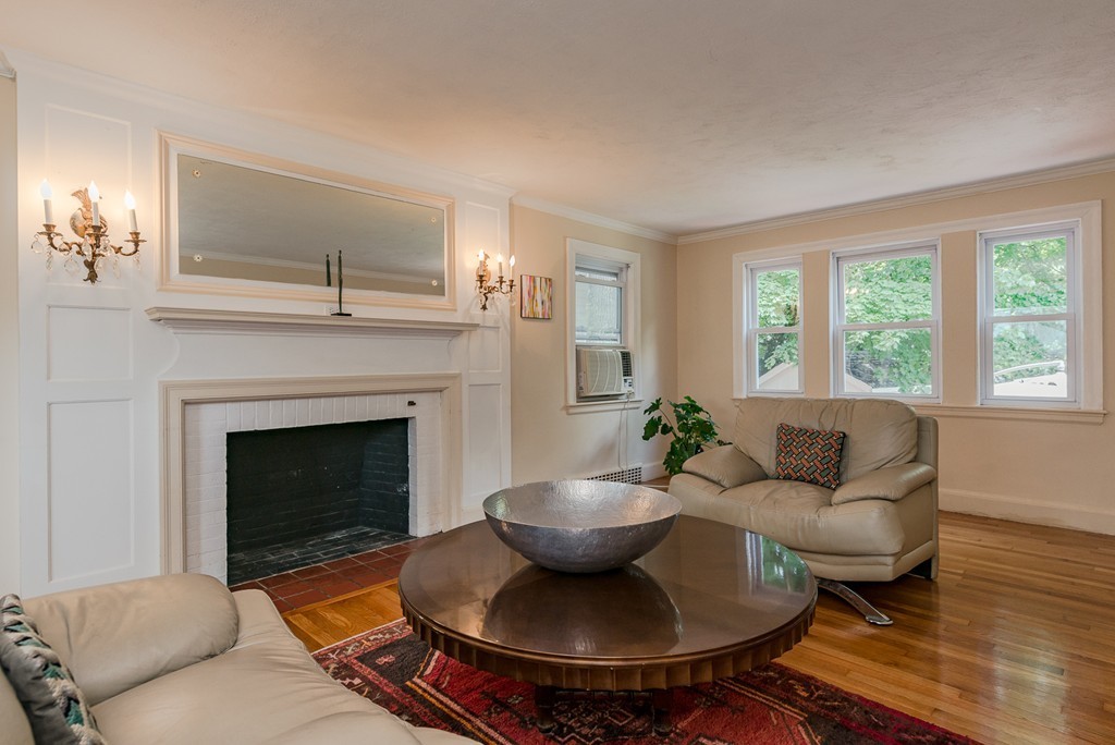 207 Russett Road Brookline, MA 02467 - Photo 5 of 23 Gallery Image 5