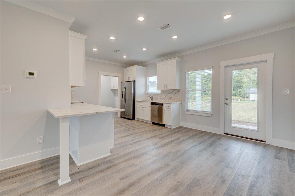 14 Alexander Way Freeport, FL 32439 - Photo 4 of 25 a view of kitchen with wooden floor and electronic appliances