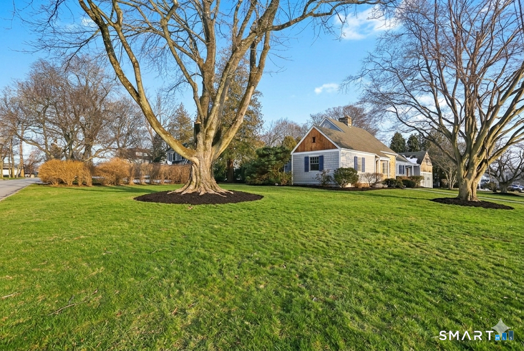 184 Rosemere Avenue Fairfield, CT 06825 - Photo 1 of 1 Large side yard.