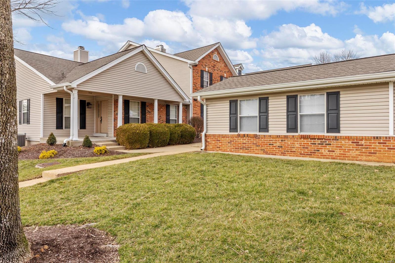 566 Oak Ridge Trails Court Ballwin, MO 63021 - Photo 4 of 43 Gallery Image 4
