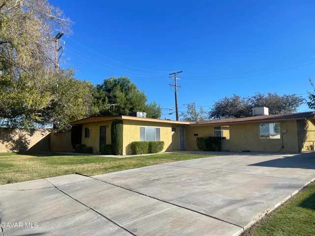 a house view with a backyard space