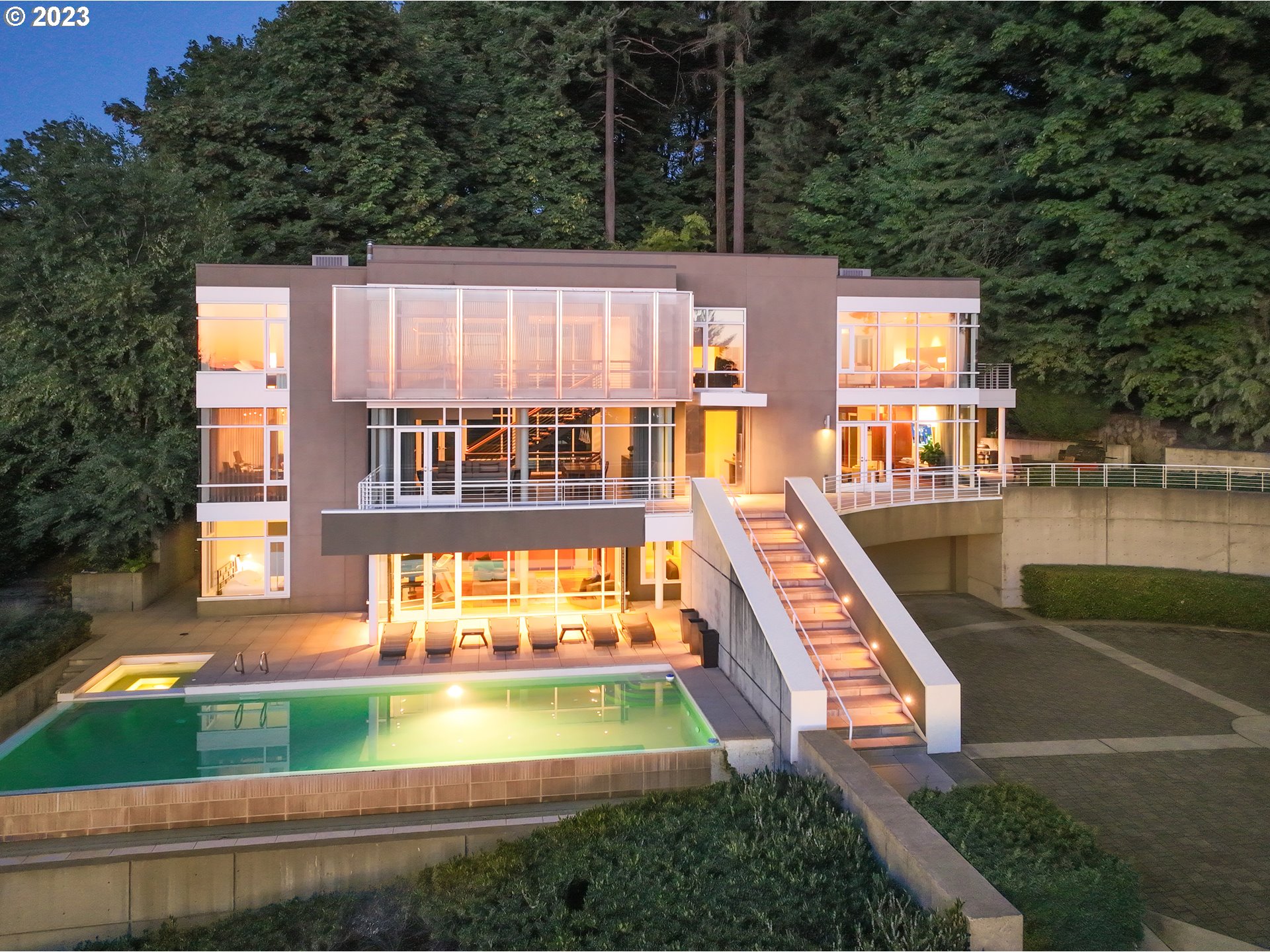 5557 Southwest Hewett Blvd  