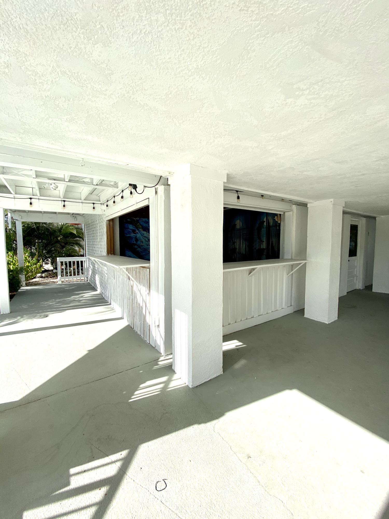 347 Blackbeard Road Summerland Key, FL 33042 - Photo 11 of 30 Bar