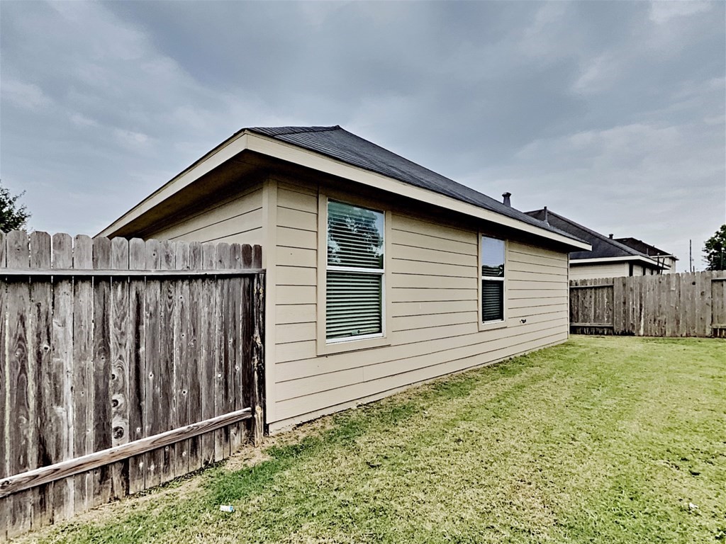 21535 Micheala Way Humble, TX 77338 - Photo 16 of 17 a backyard of a house