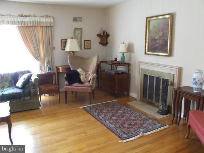 9722 Fernwood Road Bethesda, MD 20817 - Photo 11 of 24 Living Room