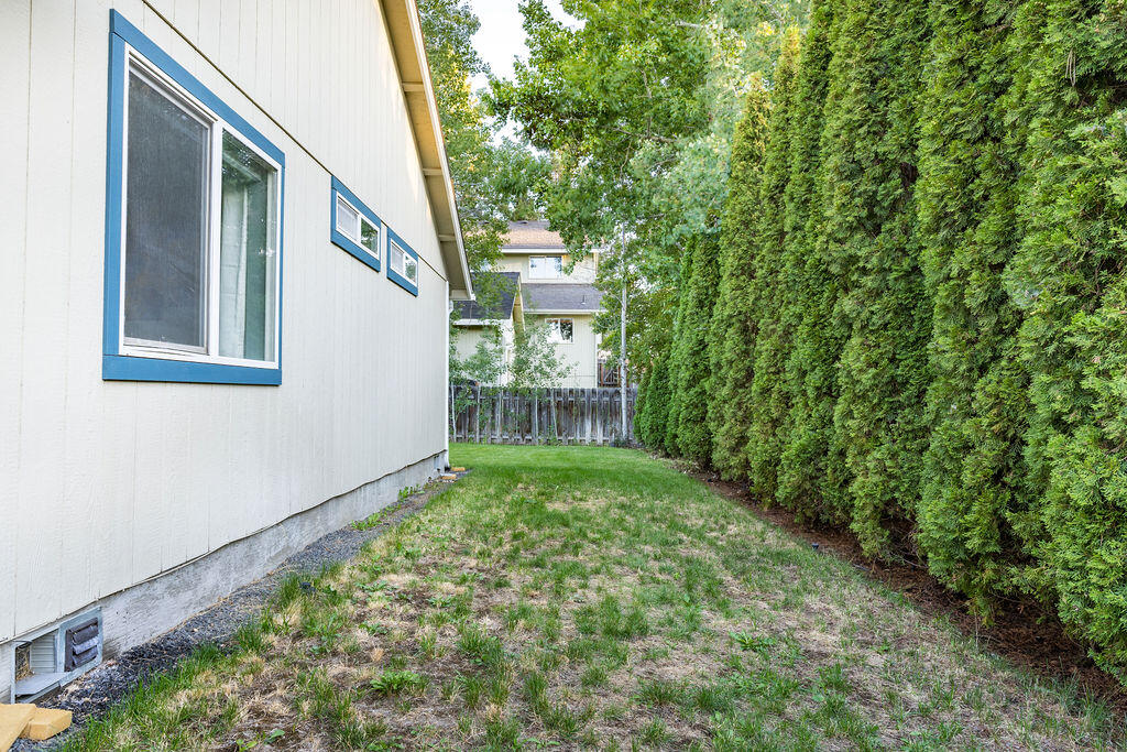 19979 Powers Road Bend, OR 97702 - Photo 23 of 24 side yard