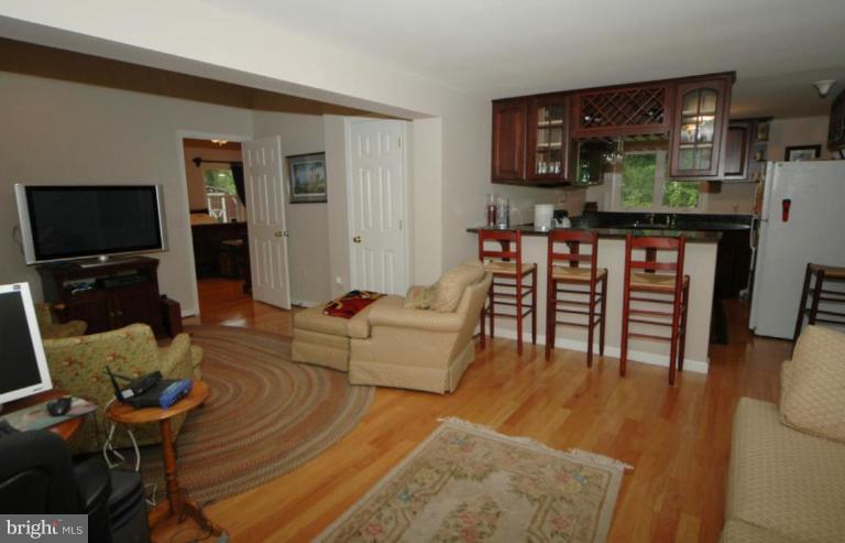 301 Old Courthouse Road Northeast Vienna, VA 22180 - Photo 13 of 19 Living Room