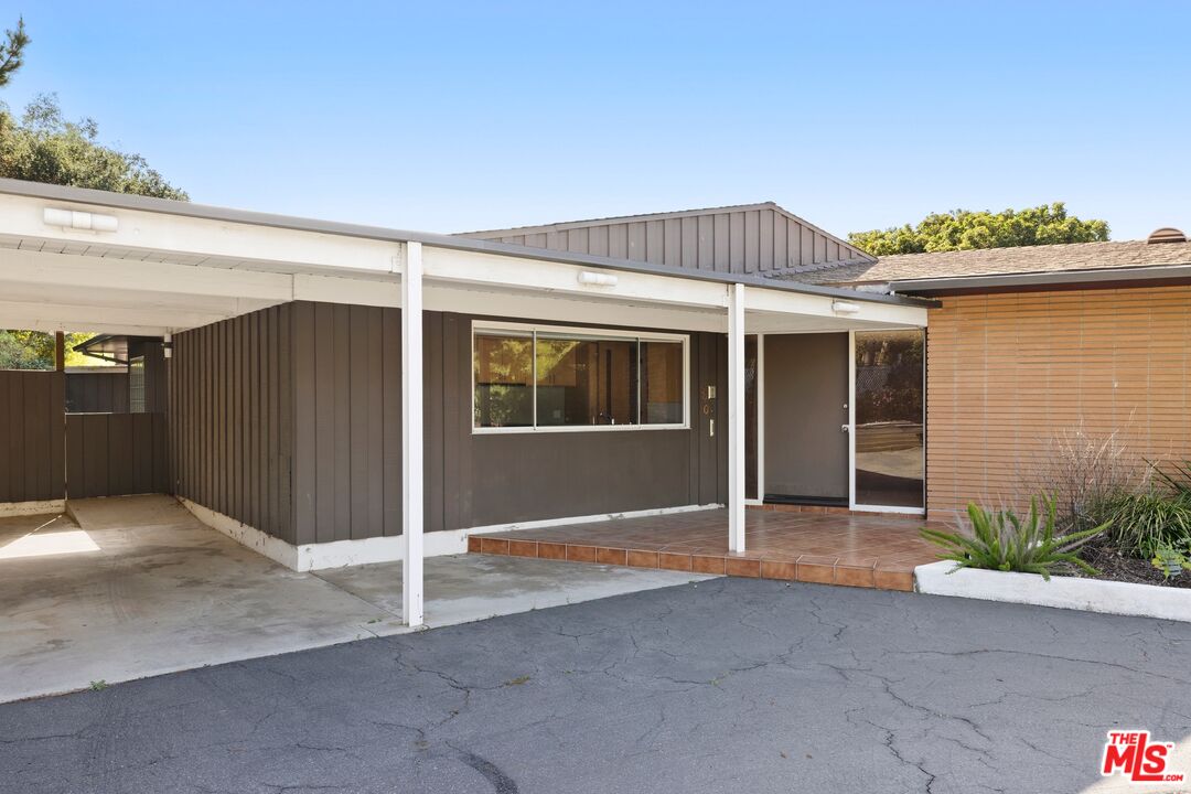 590 North Tigertail Road Los Angeles, CA 90049 - Photo 15 of 16
