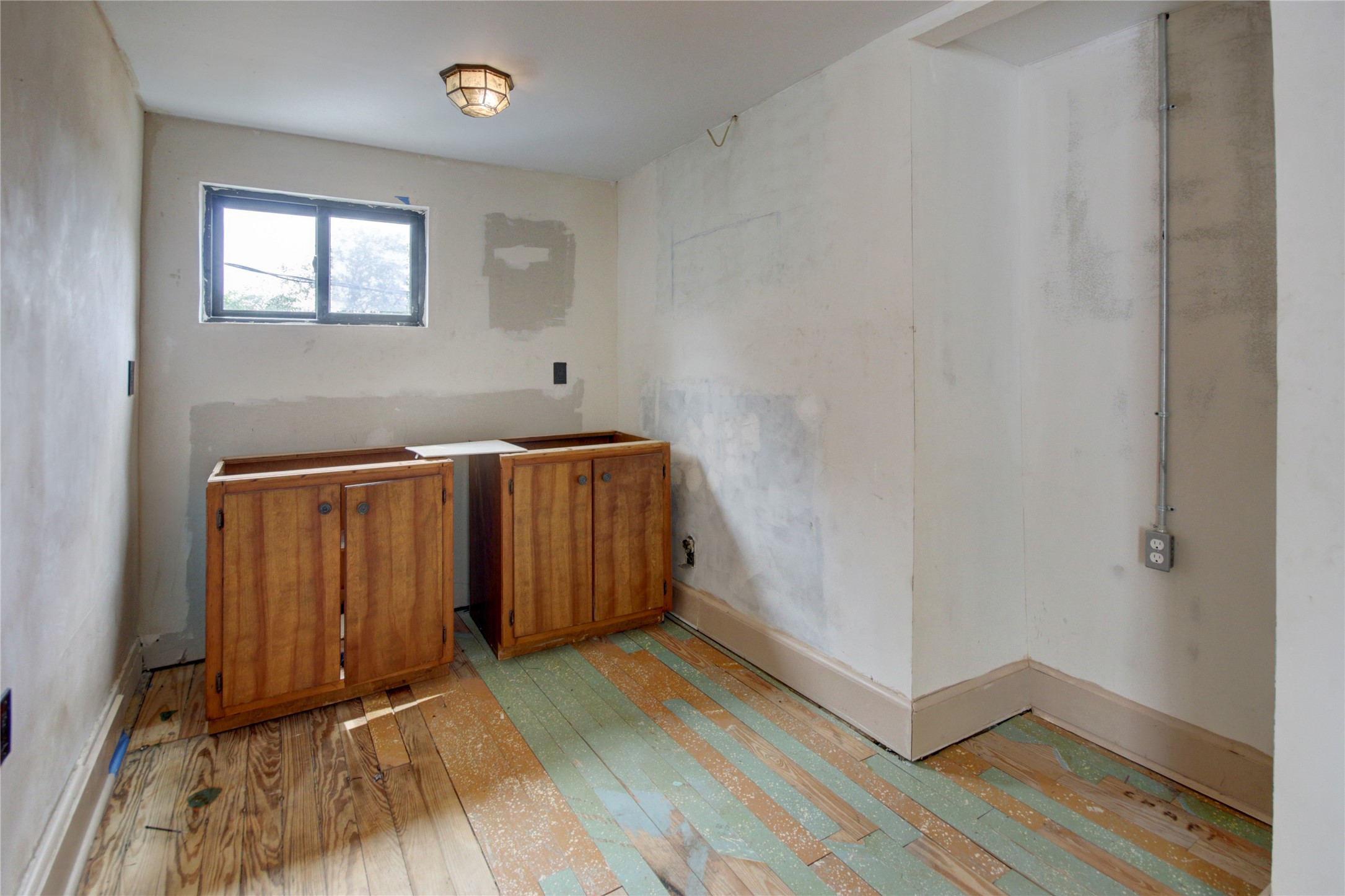 239 Westheimer Road Houston, TX 77006 - Photo 46 of 50 a view of a hallway with wooden floor and closet