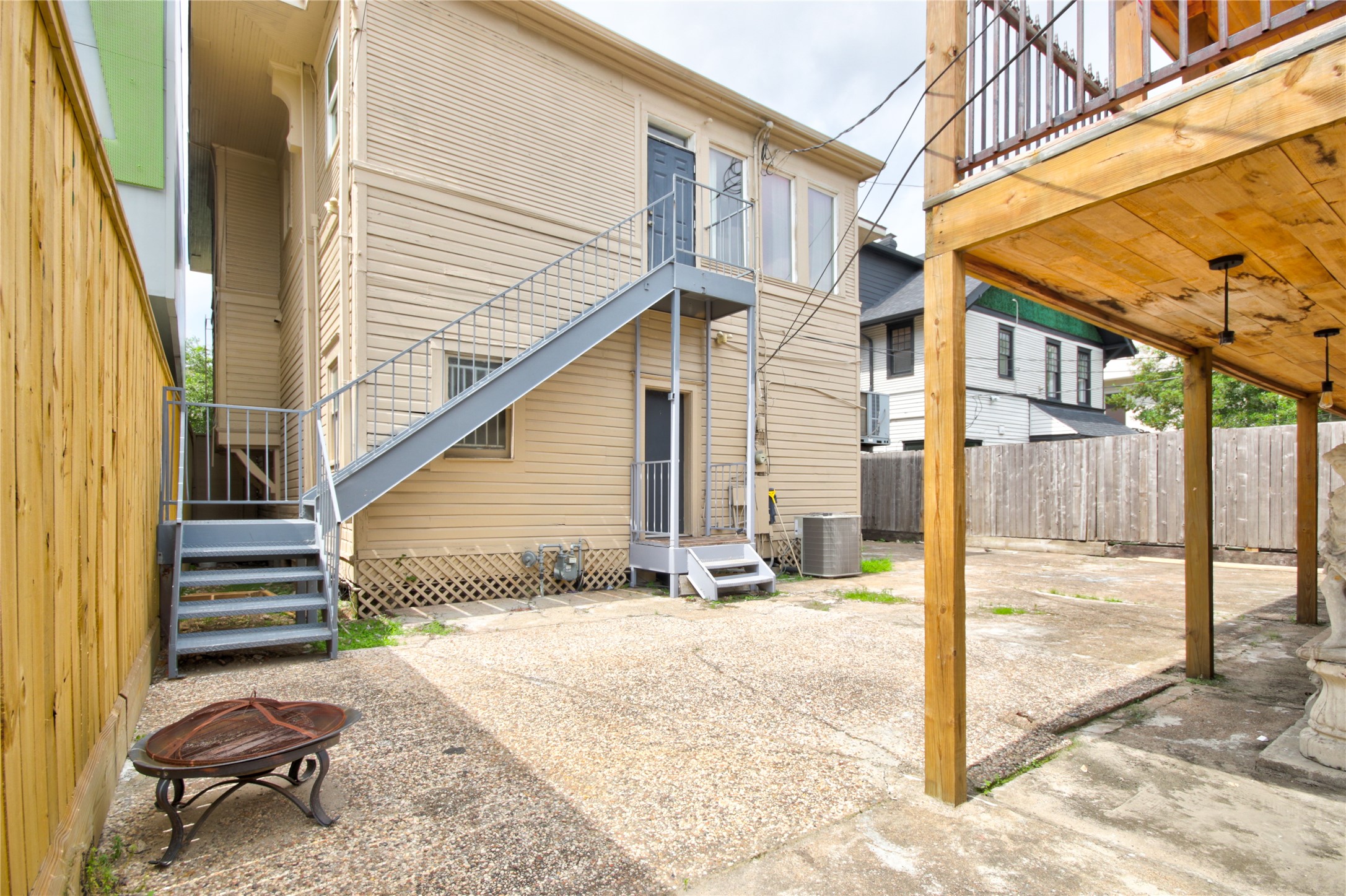 239 Westheimer Road Houston, TX 77006 - Photo 50 of 50 a view of a porch with a backyard