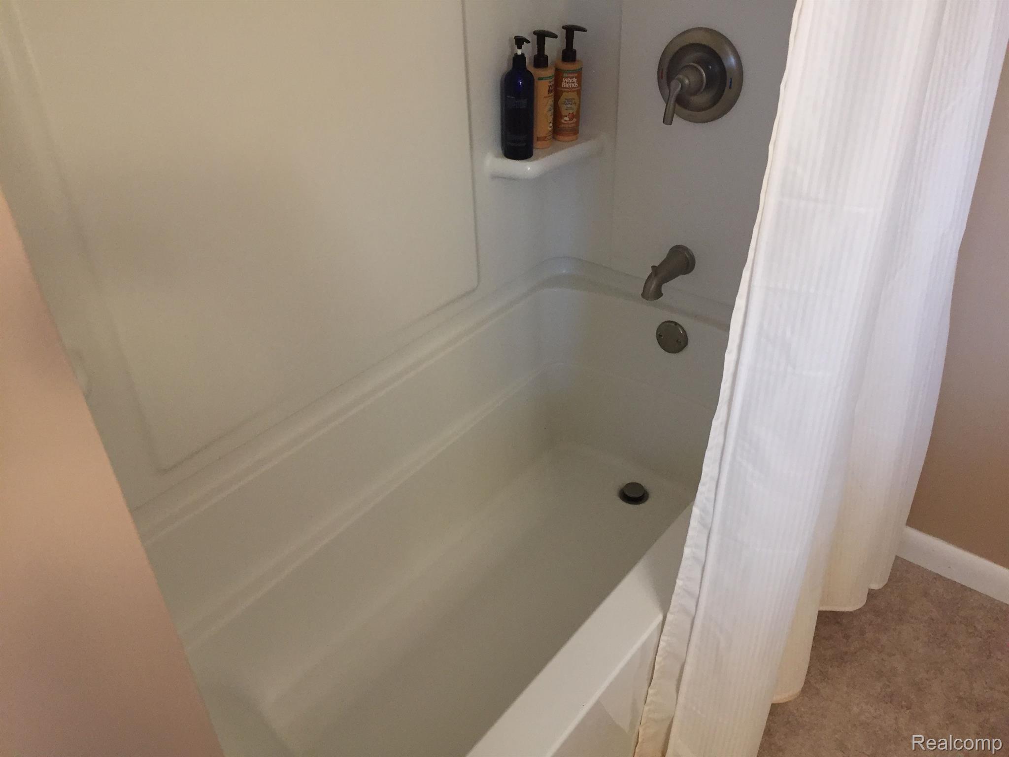 5657 Cribbins Road Avoca, MI 48006 - Photo 27 of 66 Main bath tub/shower
