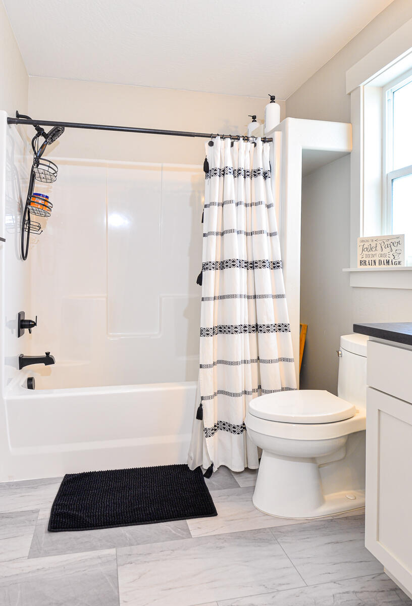 1029 Brandon Way Phoenix, OR 97535 - Photo 54 of 75 a bathroom with a sink a toilet and shower