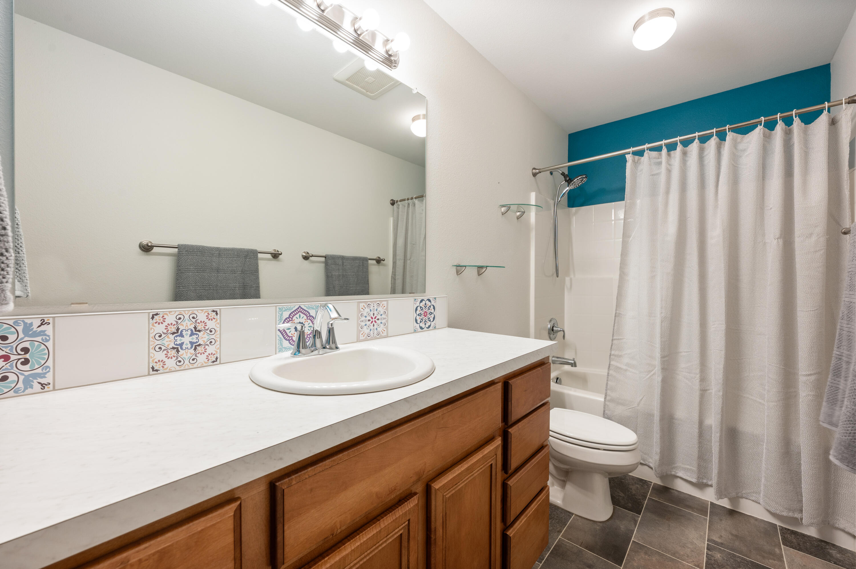 60026 Turquoise Road Bend, OR 97702 - Photo 36 of 49 Full Bathroom in Hallway