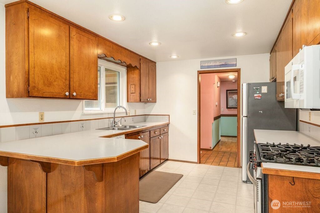 1708 Monterey Court Northeast Renton, WA 98056 - Photo 7 of 26