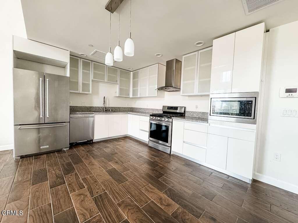28 North 3rd Street, Unit B502 Alhambra, CA 91801 - Photo 4 of 9 Kitchen