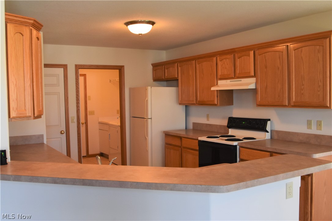 7007 Clingan Road, Unit 34 Youngstown, OH 44514 - Photo 4 of 18 Kitchen with ample cabinets and counter space.