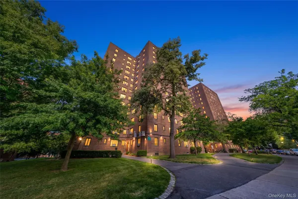 $280,000 | 14 Metropolitan Ovl, Unit 8D | Parkchester