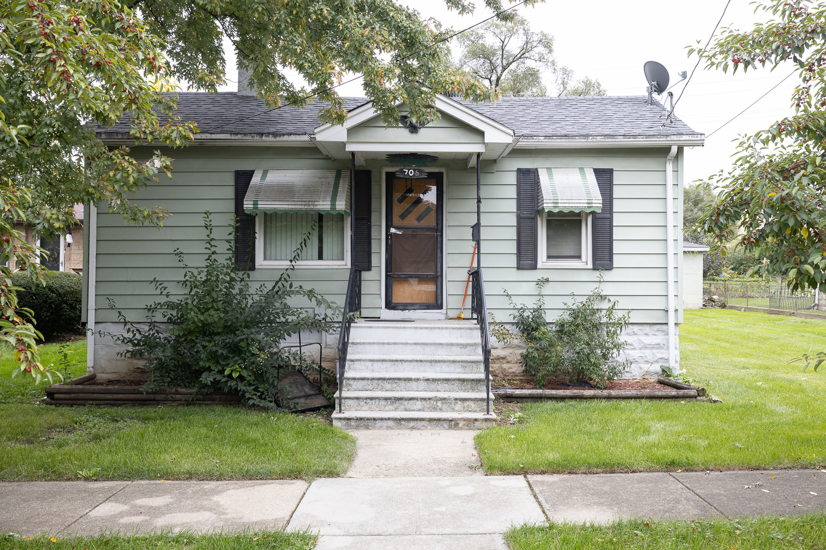 706 Clinton Street Lockport, IL 60441 - Photo 1 of 12 a front view of a house with garden