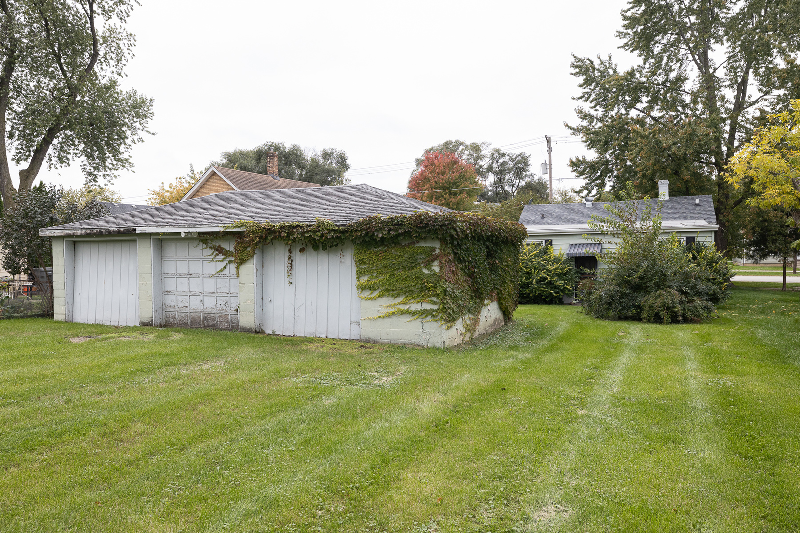 706 Clinton Street Lockport, IL 60441 - Photo 12 of 12 a view of a house with a garden