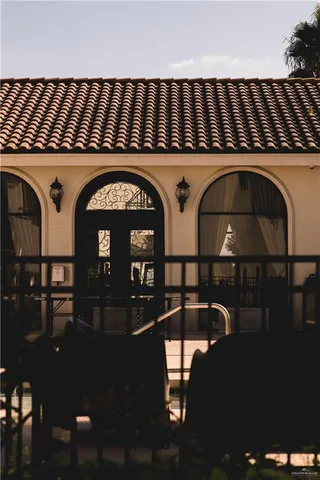 a view of entryway with a floor to ceiling window and kitchen view