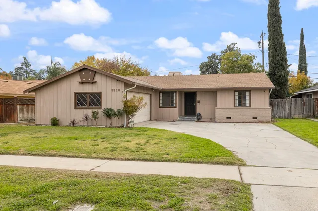 $362,999 | 3310 East Hampton Way, Fresno, CA 93726