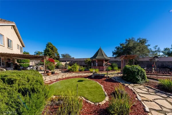 a view of a yard in front of house