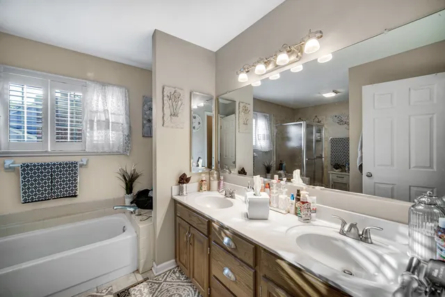 $560,000 | 772 Red Oak Drive, Bartlett, IL 60103