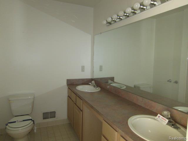 1187 Covington Pl Drive Rochester, MI 48309 - Photo 14 of 17 IMG_0572.jpg