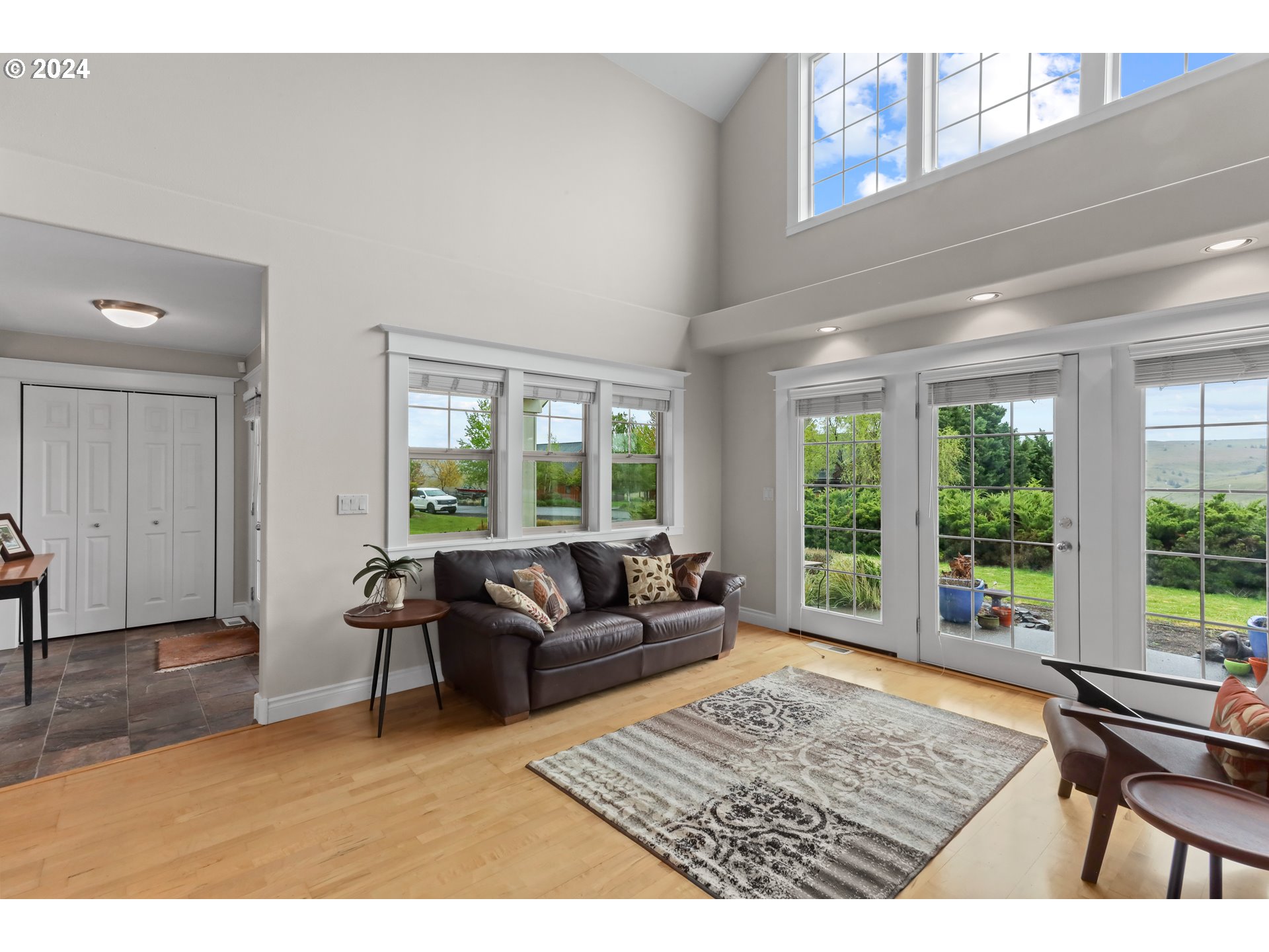 1504 Fish Camp Road Maupin, OR 97037 - Photo 8 of 48 Living Room/Entrance