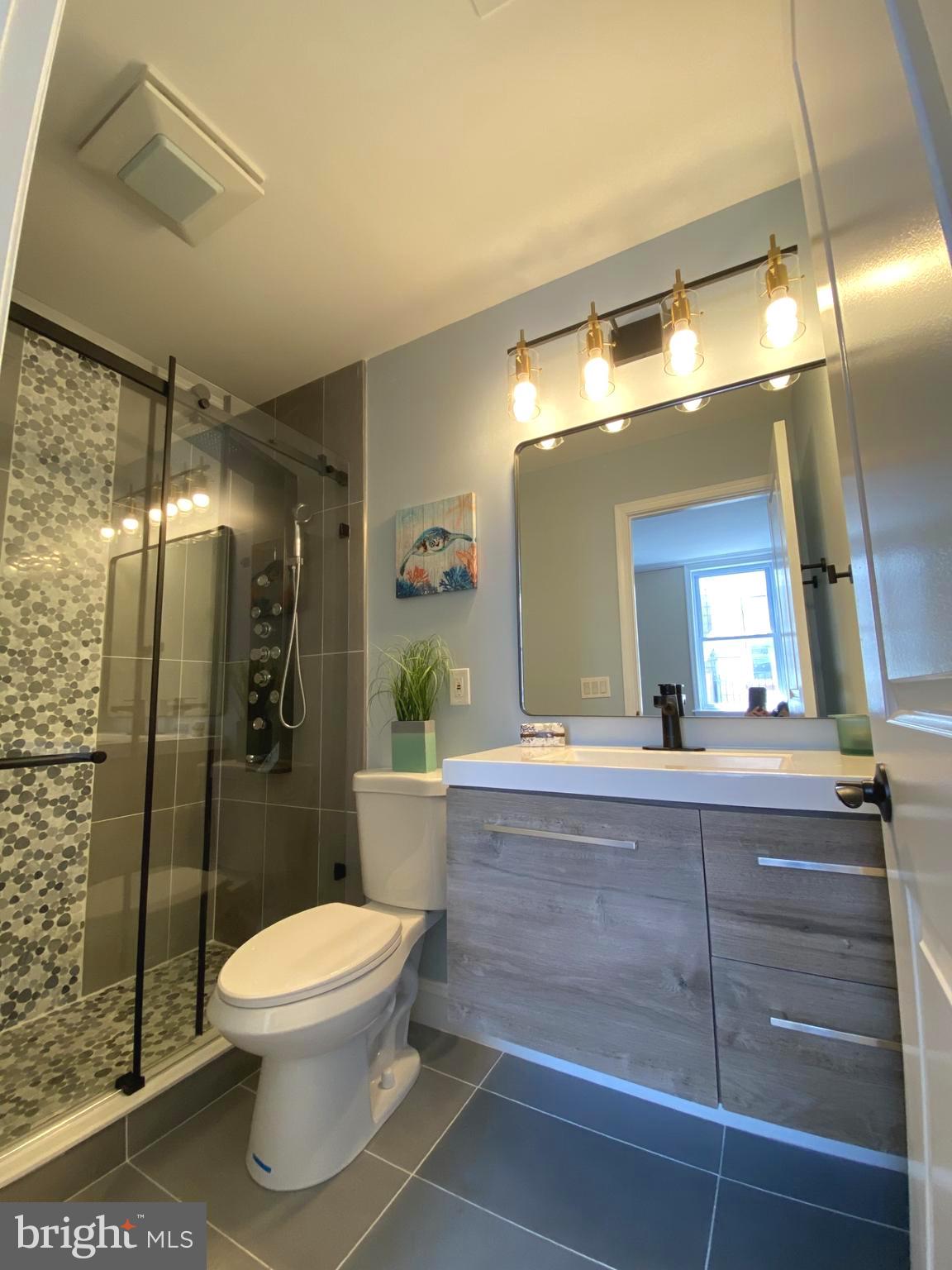 1837 South Hicks Street Philadelphia, PA 19145 - Photo 16 of 28 Main Bathroom