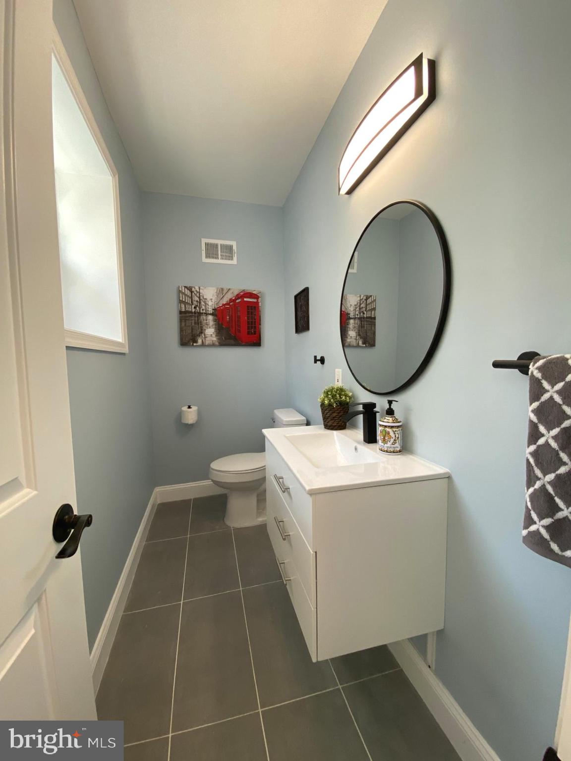 1837 South Hicks Street Philadelphia, PA 19145 - Photo 8 of 28 Half bath on first FL