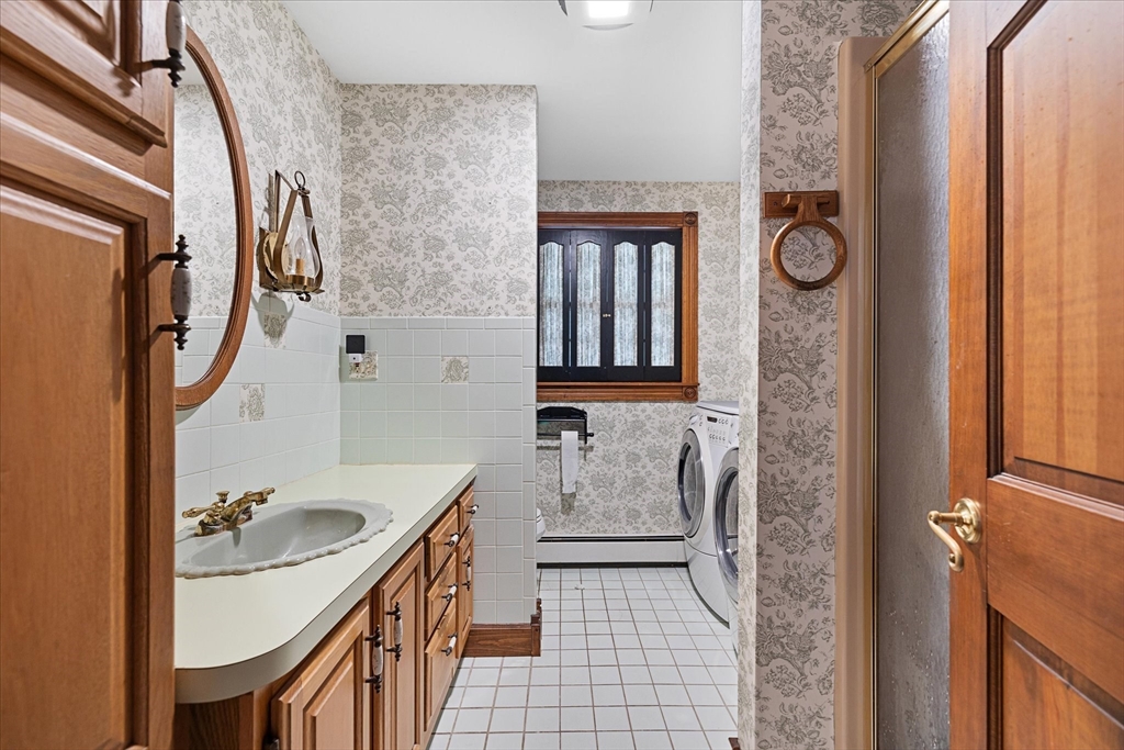 40 North Fitzwilliam Road Royalston, MA 01368 - Photo 10 of 42 a bathroom with a sink a toilet and a mirror