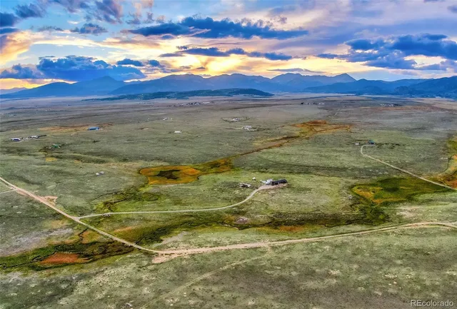 a view of a house with backyard and garden